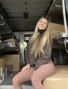 Blonde UPS girl shows all  731940