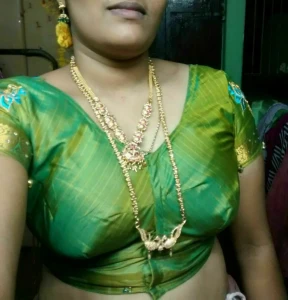 Tamil Beauty 01 896319