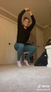 Big ass tiktok slut in leggings