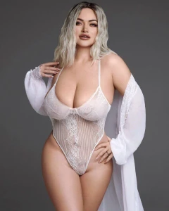 Curvy model 1252549