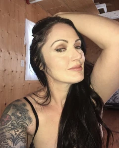 Slutty little tattoo MILF’s nudes