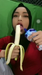 Sexy Hijabi sucks a banana