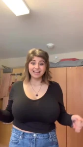 Huge tits Caroline 2673375