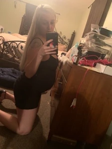 Cuck pregnant wife sending pics to another man