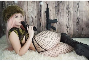 Guns babe 2745402