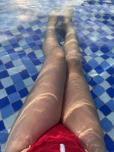 Legs and feet, wading in a Sanya swimming pool 2836872