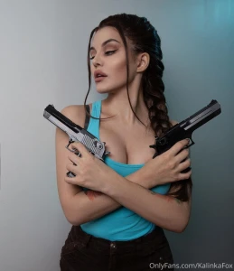 Lara Croft forgot her bra cosplay 2923079