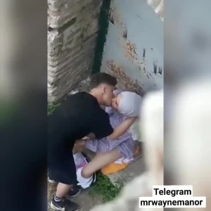 Public muslim hijab girl eating by her bf