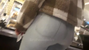 Bubble Butt in Tight Jeans Rabuda Demais