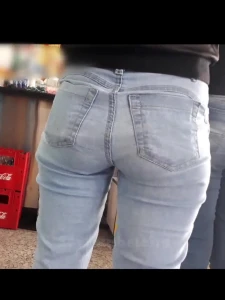 Hot Booty Teen in Jeans Rabuda Gostosinha