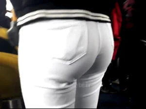 Tight Jeans in Bus Gostosa