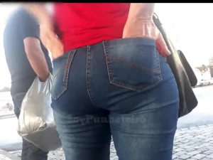 Candid MILF Ass in Tight Jeans Cougar Mature Coroa Gostosa