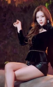 Ive Yujin thighs