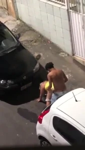 Loira drogada flagrada metendo na rua