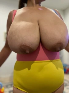 Huge tits 3748545