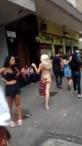 Loirinha desfilando de calcinha no carnaval de Sampa