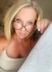 Florida MILF wearing Glasses 3844300