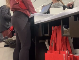 LuLu store worker