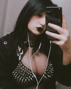 Busty Goth Th3thr33h3@d3dsn@k3 3963323