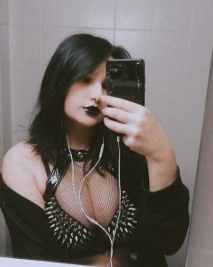 Busty Goth Th3thr33h3@d3dsn@k3 3963325