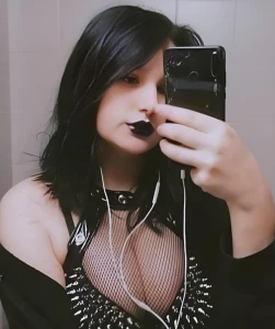 Busty Goth Th3thr33h3@d3dsn@k3 3963334