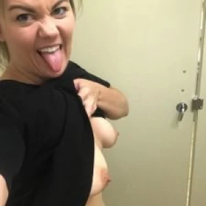 Exposed slut for all 4012040