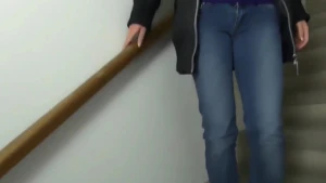 sexy Teen bekommt schnell Creampie von einem Fremden auf der Treppe