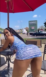 ebony public twerk